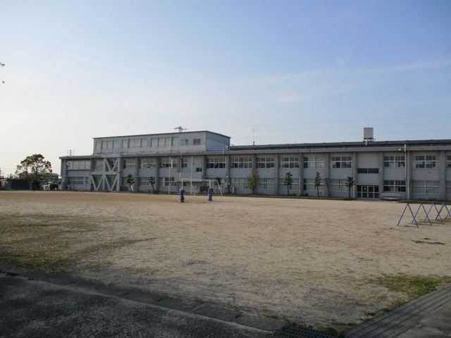 小学校　岩倉市立岩倉東小学校（小学校）まで294m