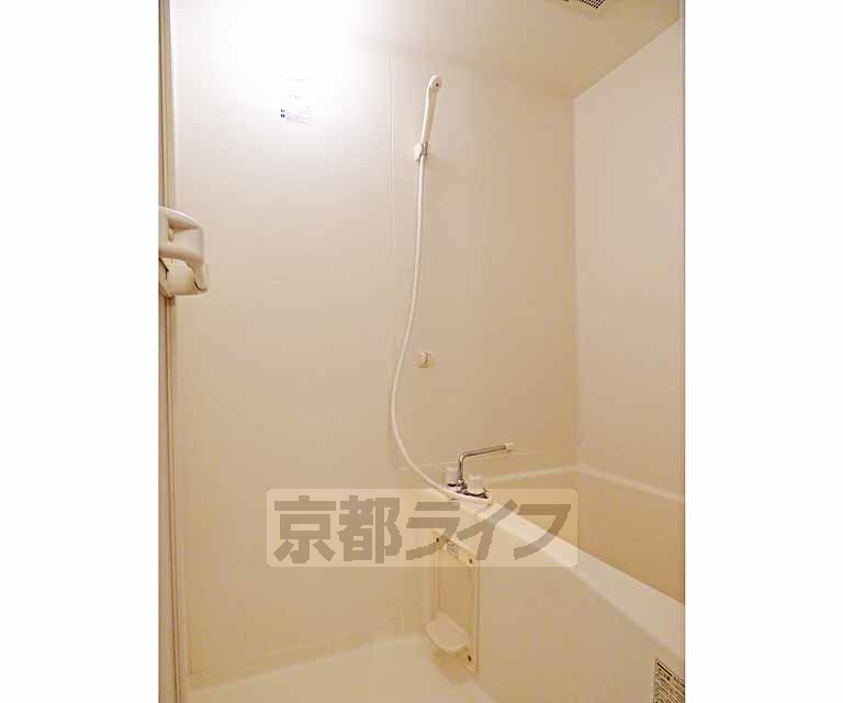 バス・シャワールーム　清潔感あるバスルーム