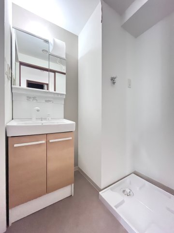 洗面設備　建築中の写真です。また写真は2号タイプのものです。