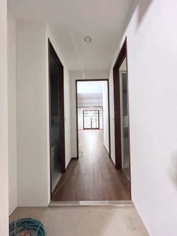 玄関　建築中の写真です。また写真は2号タイプのものです。