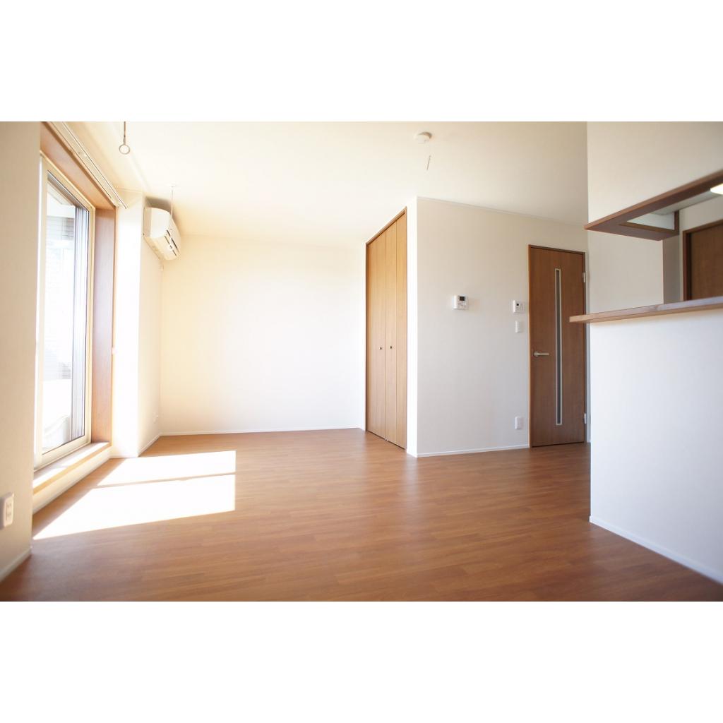 居室・リビング　南向き・暖かな光が差し込むリビングです。