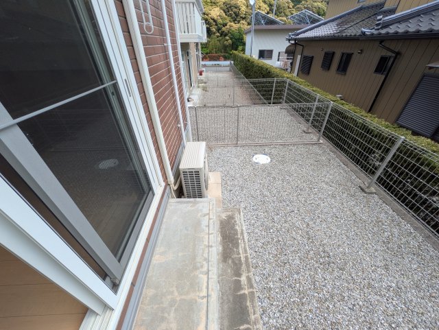 バルコニー　同型タイプのお部屋（１０１号室）の写真となっております。　実