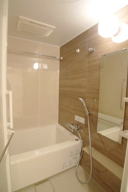 バス・シャワールーム　雨の日に便利な浴室乾燥機付き