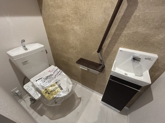 トイレ　同物件別号室の写真です。