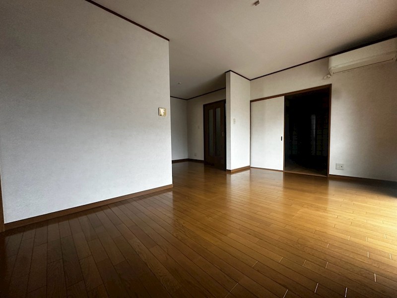 御影山手5丁目戸建の居間写真