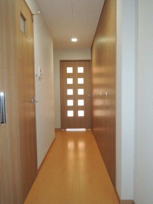 玄関　※別号室の参考写真になります。