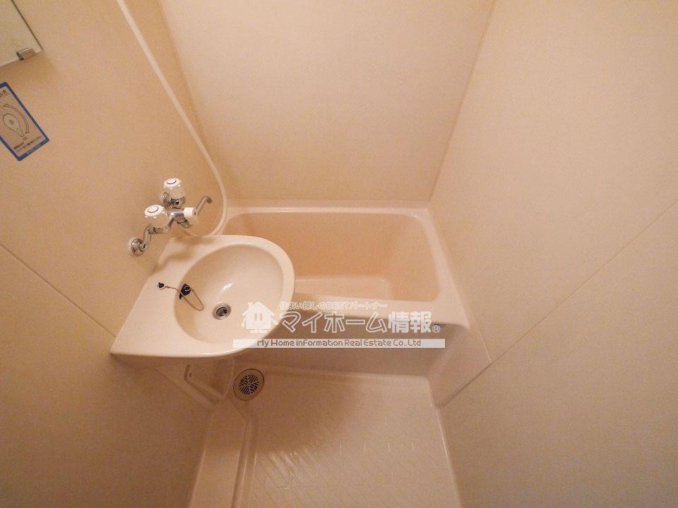 バス・シャワールーム　明るい色調のバスルームで気分も明るくなりそう♪