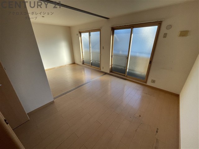 居室・リビング　床色が落ち着いた色合いで綺麗です♪