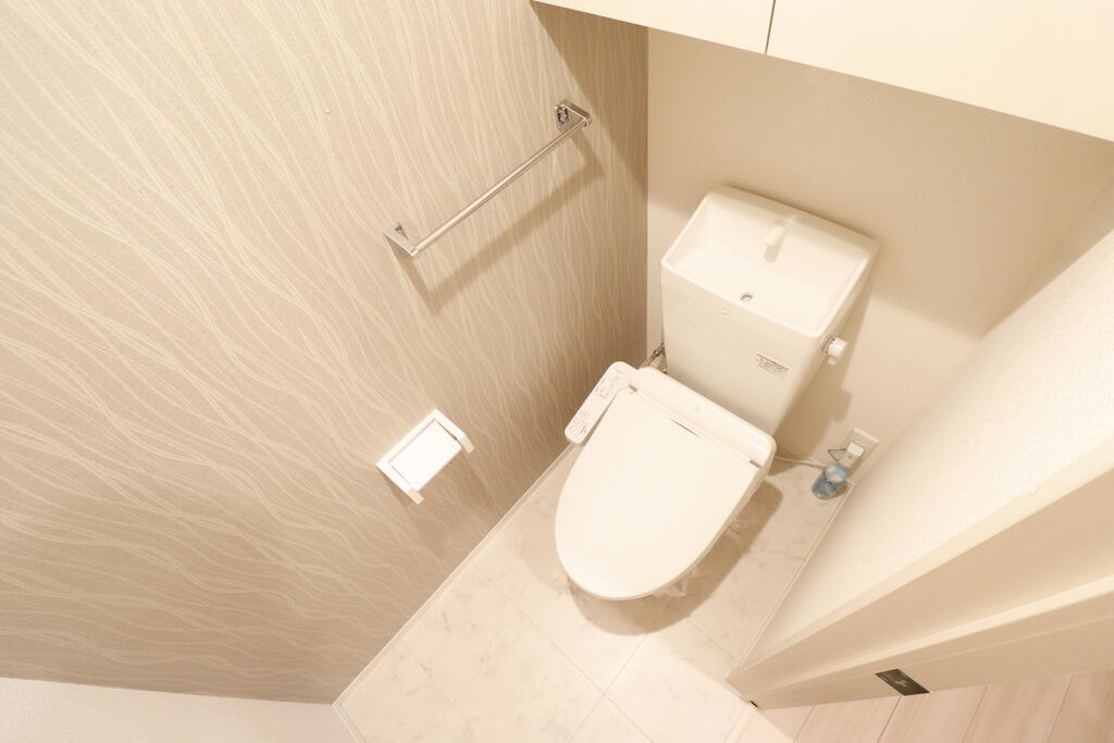 トイレ　収納棚付きトイレです♪