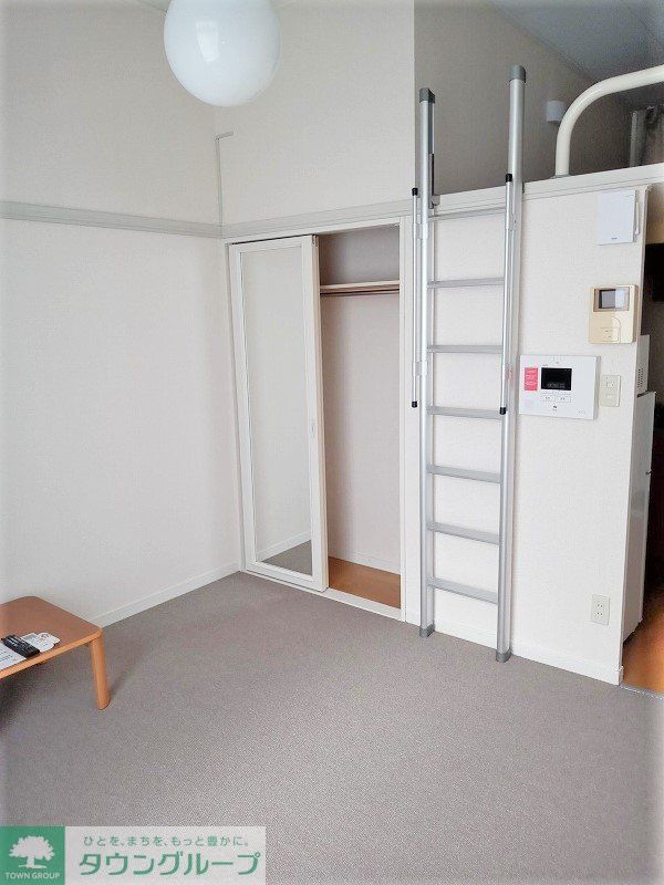 居室・リビング　備品は部屋ごとに異なります。１Ｆはフローリング。