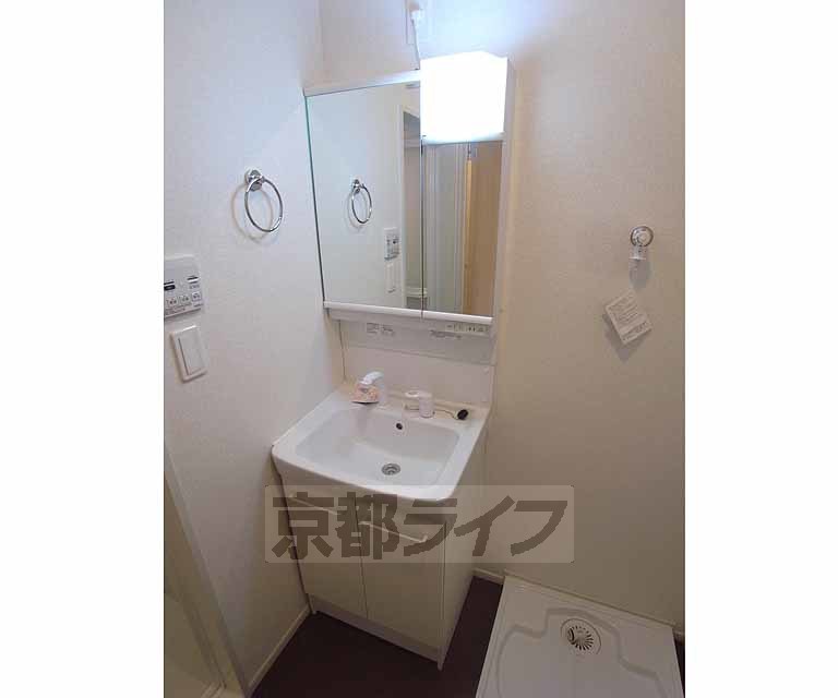 洗面設備　便利な洗面台です。