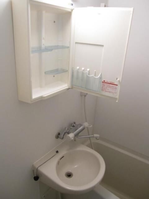 洗面設備　明るい洗面所です