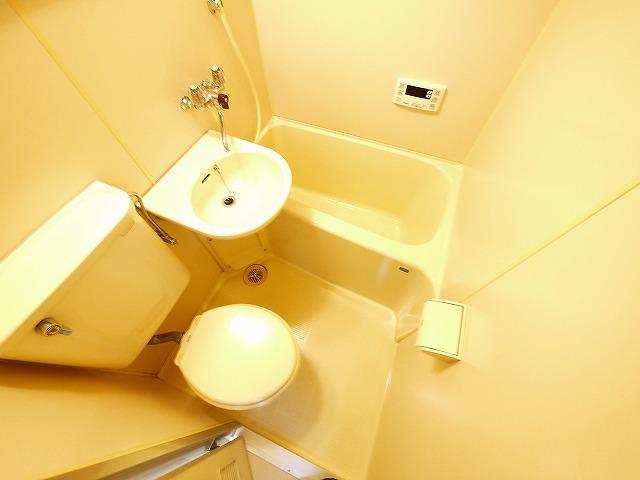 バス・シャワールーム　コンパクトで使いやすいお風呂です