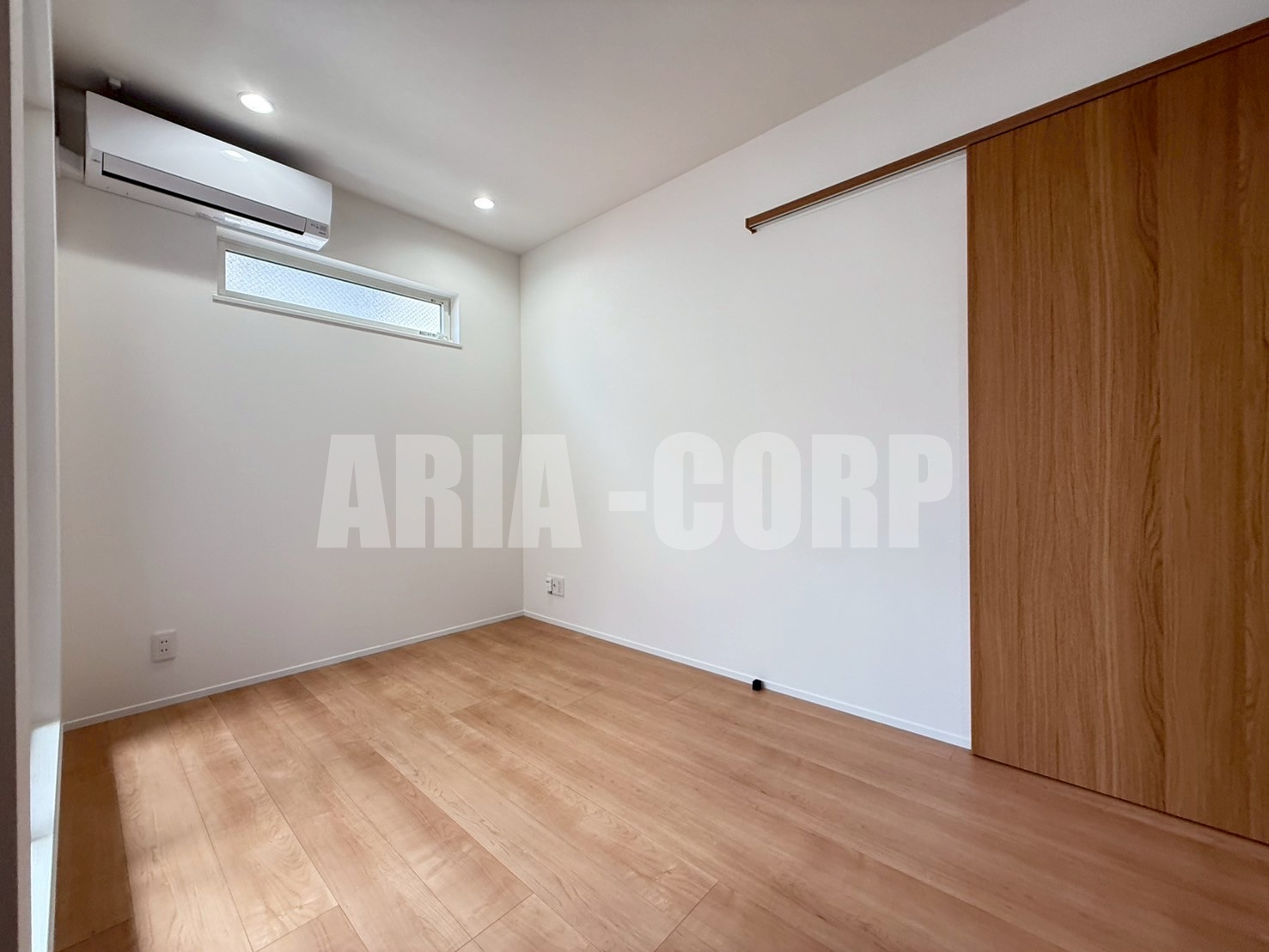 居室・リビング　同仕様：全室端部屋設計につき窓も多く明るいお部屋です♪