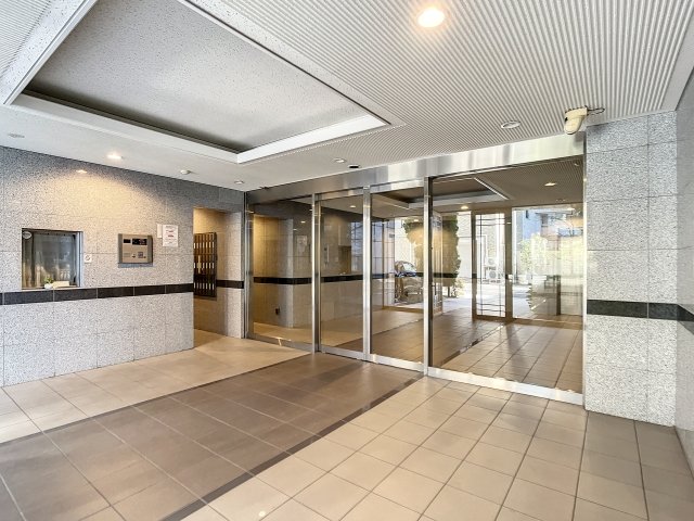 エントランス　落ち着いたエントランスです