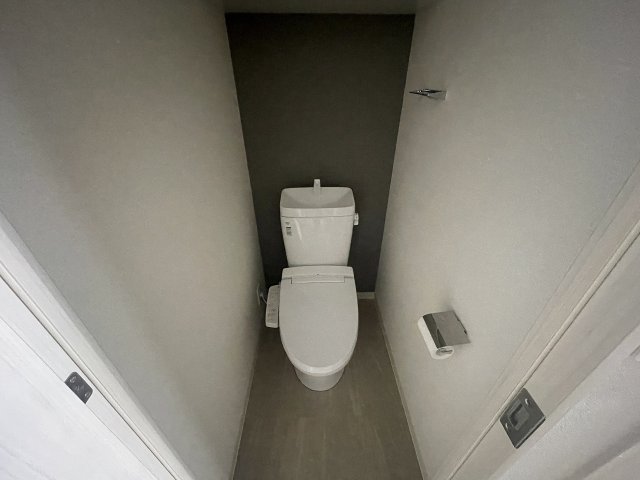 トイレ　落ち着いた色調のトイレです