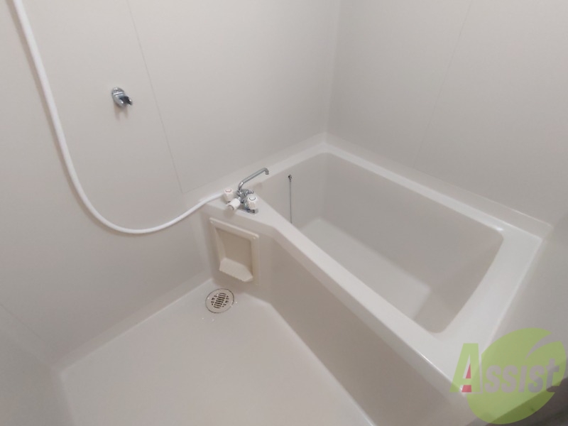 バス・シャワールーム　お風呂はゆったりと入るには十分な広さです。