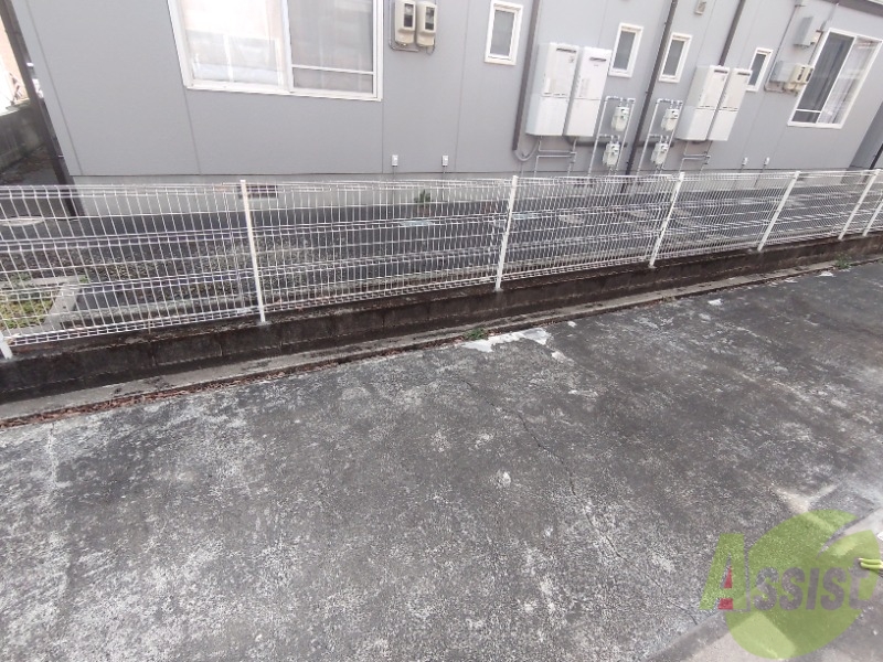 バルコニー　外に自立型の物干し座をデ洗濯物を干すことはできます。