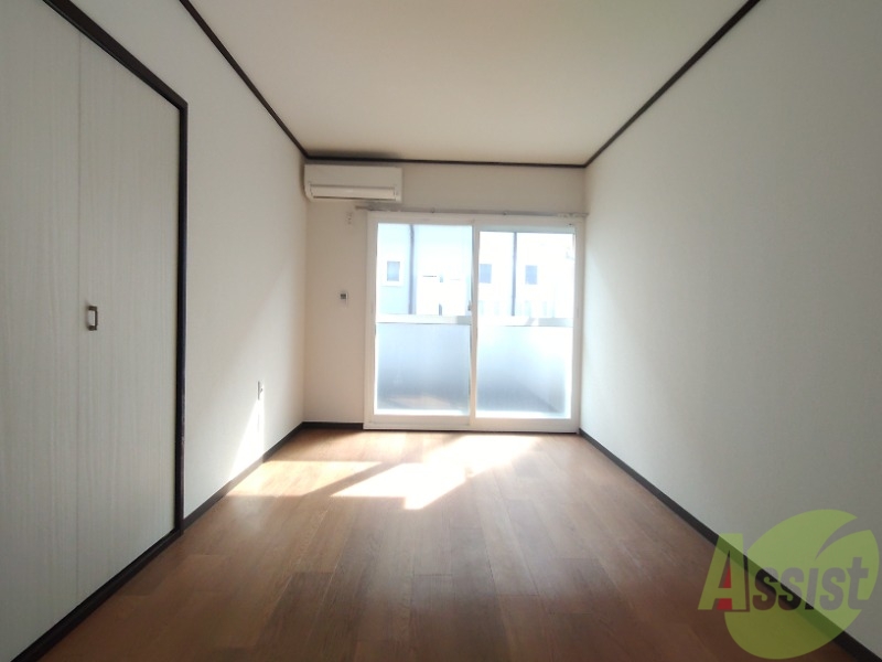 居室・リビング　リビングは洋室の６帖のお部屋をお使いください。