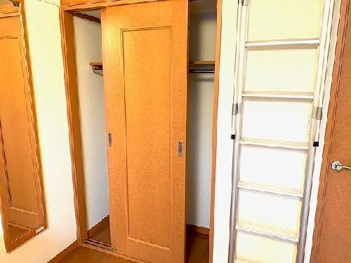 収納　1Fフローリング、2F絨毯になります。