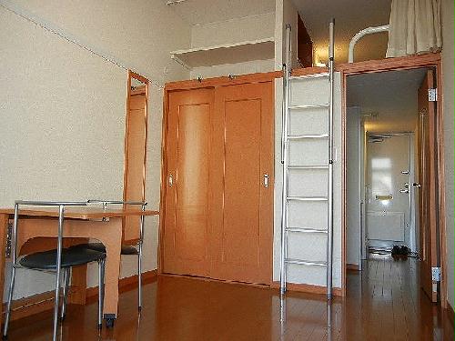 居室・リビング　1Fフローリング、2F絨毯になります。