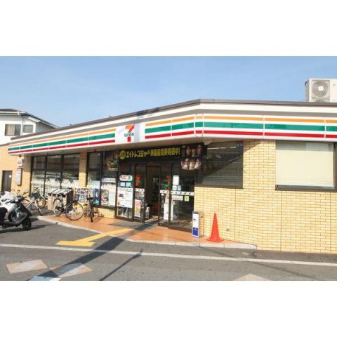 コンビニ　セブンイレブン大阪桃谷3丁目店（コンビニ）まで64m