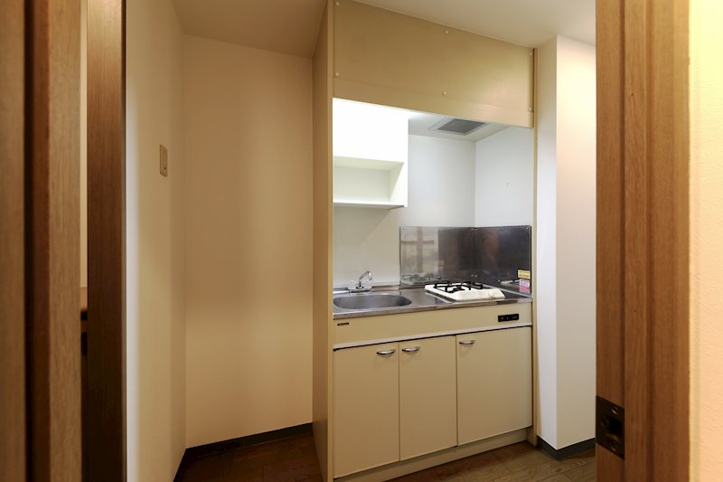 キッチン　1口ガスコンロが設置。左側には冷蔵庫置場があります。