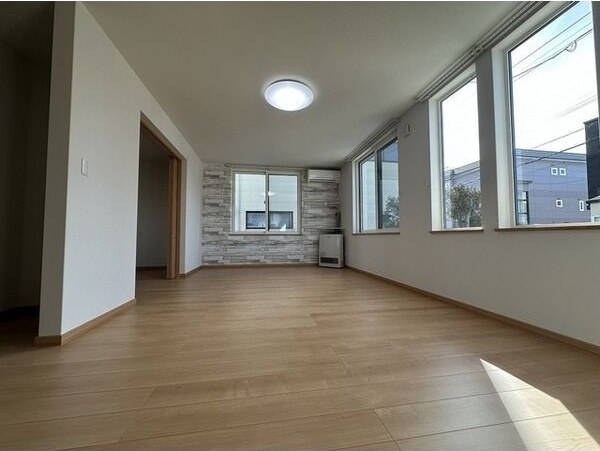 居室・リビング　明るい居間で気持ちまで明るくなりますね！