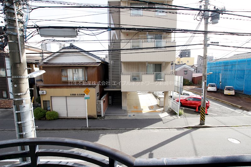 眺望　目の前は道路です！人通りもある程度はあるため、その点も安心で