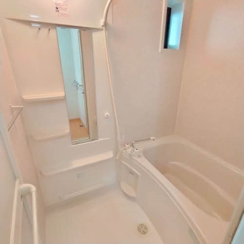 バス・シャワールーム　バス・トイレ別です♪窓もあり換気できます