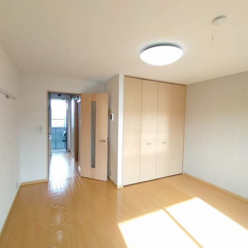 居室・リビング　9.8帖洋室な一人暮らしにちょうどいいサイズです☆