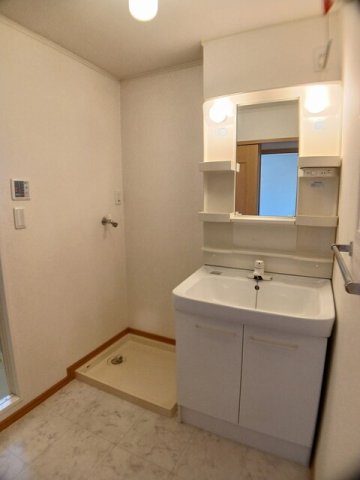 洗面設備　明るい洗面所です