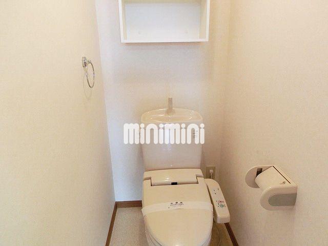 トイレ　収納付きのシャワー付洋式トイレ