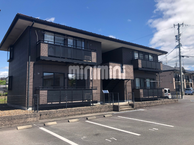 建物外観　静かな環境で全室角部屋の２階建です。