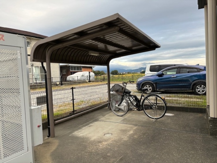 その他共有部分　駐輪場に自転車も停められます♪