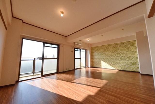 居室・リビング　明るく開放感のある１８.７帖のリビング