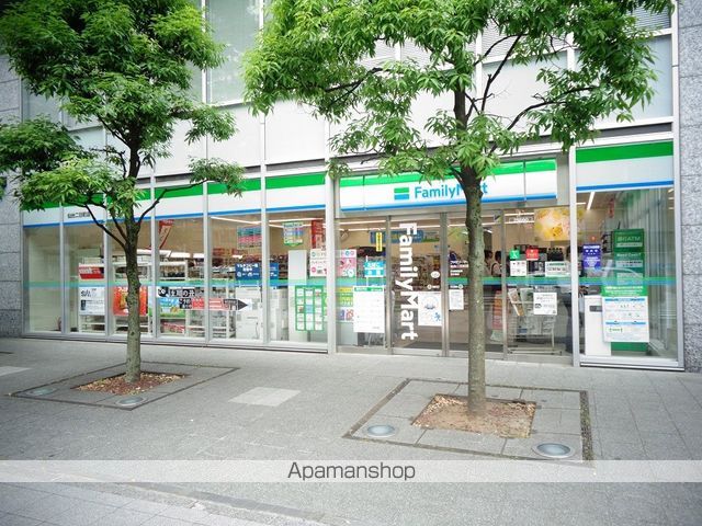 コンビニ　ファミリーマート（コンビニ）まで216m