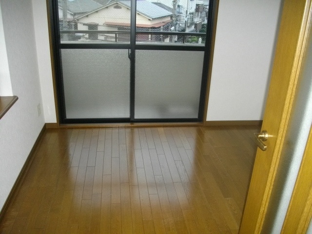 居室・リビング　エアコン付きで快適に過ごせます♪