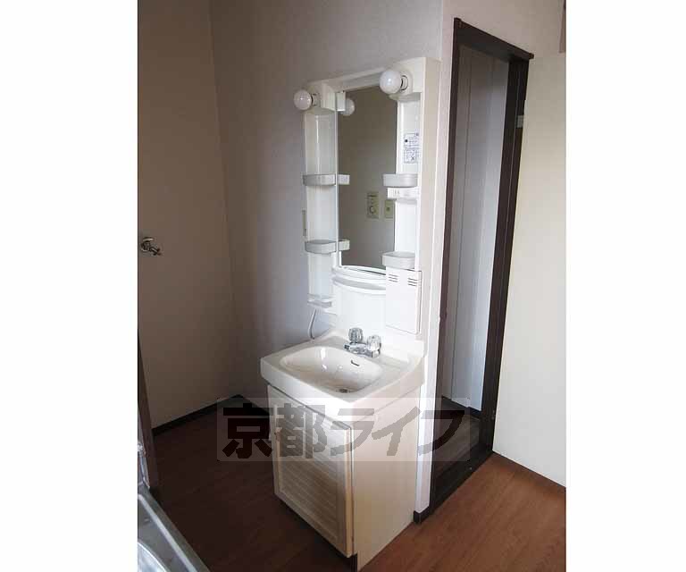 洗面設備　ぴかぴかの洗面台です