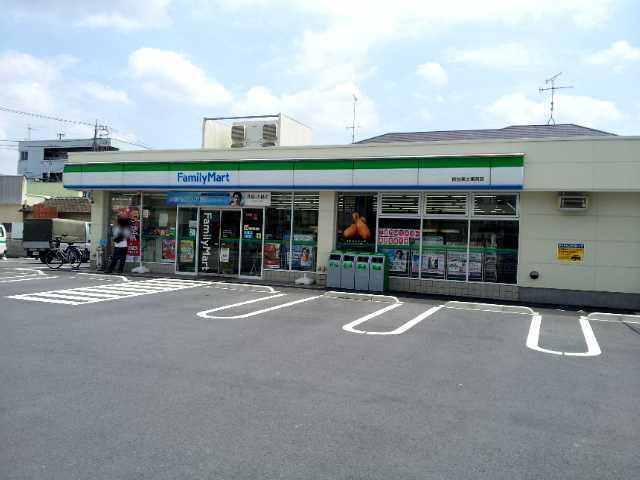 コンビニ　ファミリーマート熊谷美土里町店（コンビニ）まで747m