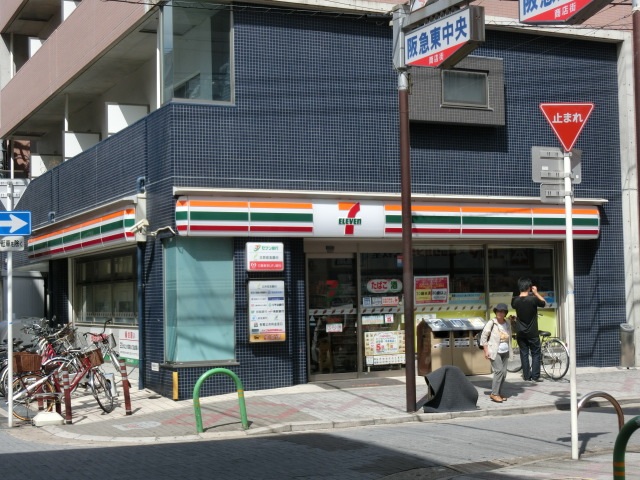コンビニ　セブンイレブン阪急茨木市駅東店（コンビニ）まで108m