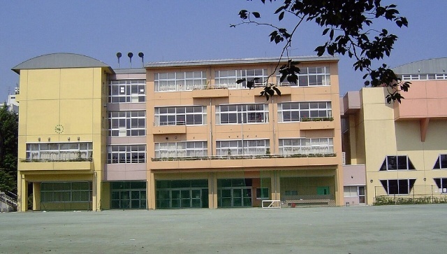 中学校　世田谷区立東深沢中学校（中学校）まで468m