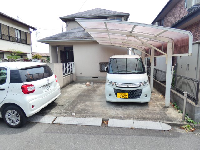 駐車場　車種により2台駐車可能です。