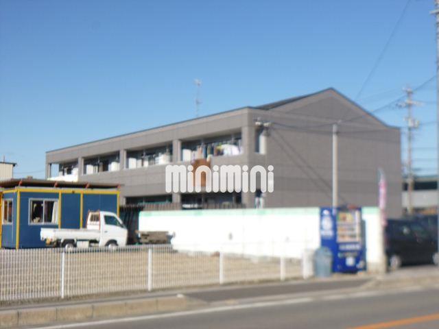 建物外観　１階は大きな庭付きのマンションです。