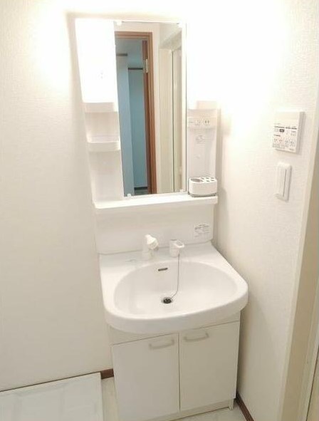 洗面設備　明るい洗面所です