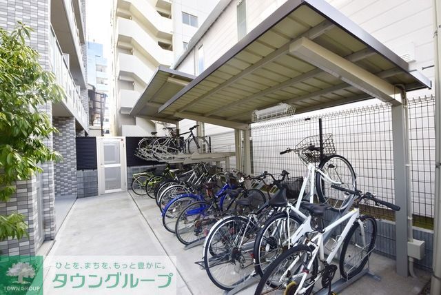 駐車場　屋根付きの駐輪場