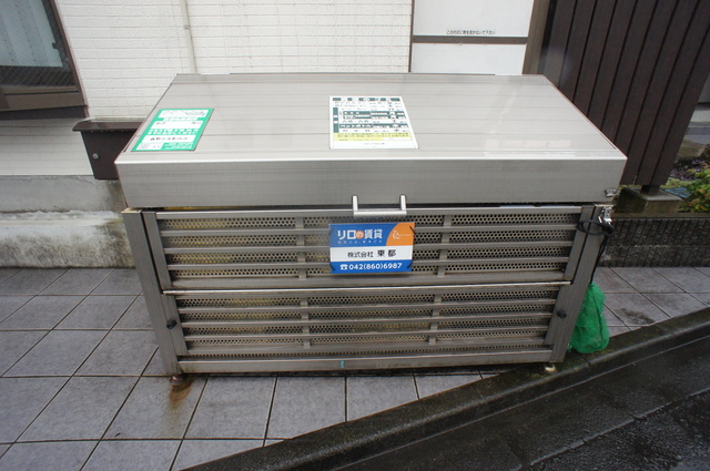その他共有部分　蓋つきのゴミ置き場あります。衛生的ですね♪