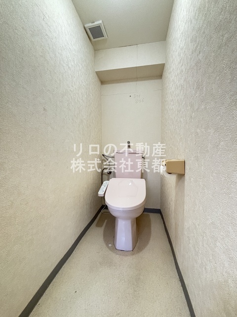 トイレ　上段に収納があり整理整頓ができます。