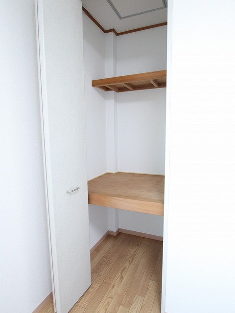 収納　【別室参考写真】洋室４．２帖のお部屋にも収納スペースがござい