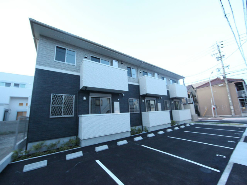 建物外観　外観　平置駐車場完備　屋根付き駐輪場完備